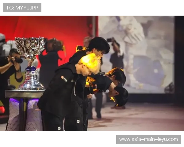 S赛中路绕后配合打出完美团灭：默契与时间拉扯出的胜利叙事