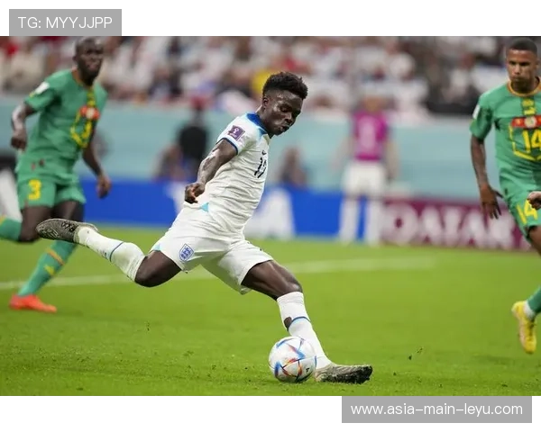 凯恩脚尖轻触完成致命一传，热刺攻势再引全场惊呼